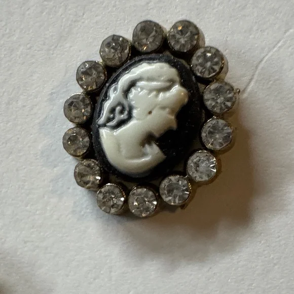 Elegant Cameo Stud Earrings with Crystal Accents - Picture 3 of 4